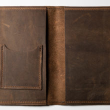 Two inside pockets to keep loose papers or the cover of a notebook